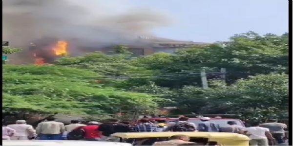 दक्षिणी दिल्ली के मालवीय नगर इलाके  स्टोरेंट में लगी भीषण आग  और  बचाव  अभियान में लगे दमकल कर्मी