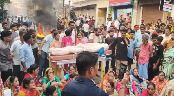 पर डेड बॉडी रखकर विरोध प्रदर्शन करते लोग