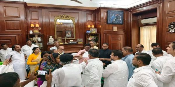 विधानसभा अध्यक्ष को पत्र देते टीएमसी विधायक