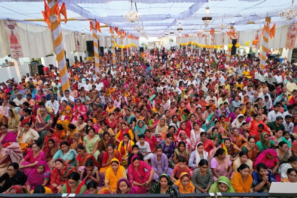 पद्मविभूषण तुलसीपीठाधीश्वर जगद्गुरु स्वामी रामभद्राचार्य महाराज की श्रीराम कथा में आए श्रद्वालुओं का छायाचित्र
