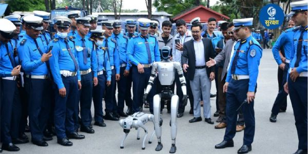रोबोट के साथ ट्रैफिक पुलिस