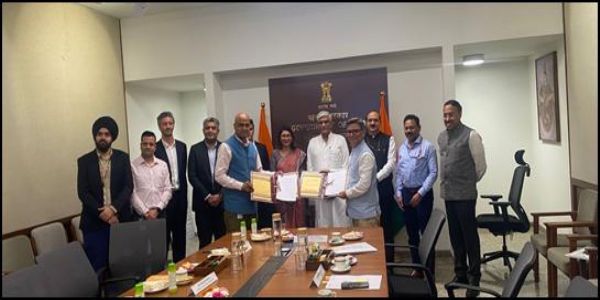 केंद्रीय मंत्री गजेंद्र शेखावत के साथ अन्य लोग मौजूद।