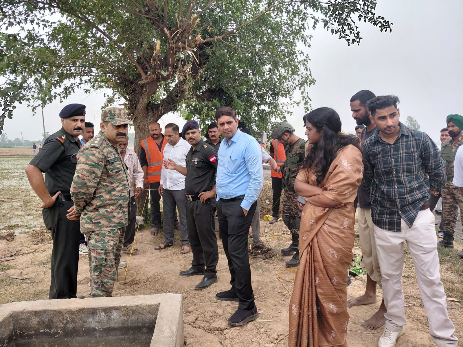 डीसी अजय तोमर और एसडीएम मौके पर जायजा लेते हुए