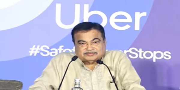 सड़क सुरक्षा कार्यक्रम में संबोधित करते हुए केन्द्रीय मंत्री नितिन गडकरी।