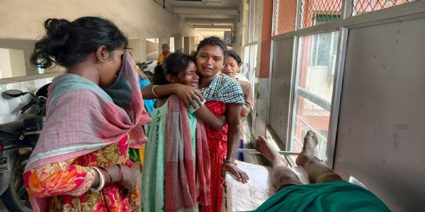 पोल से टकराया बालू लदा ट्रैक्टर, चालक की मौत