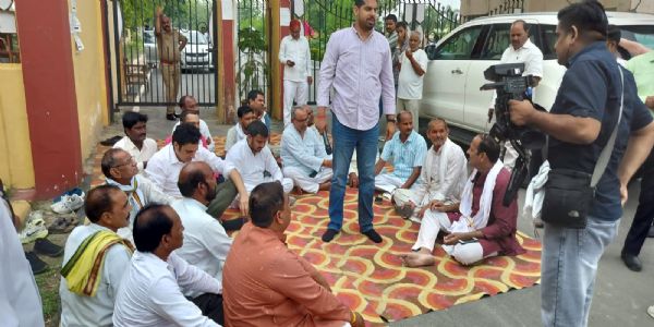 कांग्रेस प्रदेश अध्यक्ष अजय राय नरेंद्र देव कृषि विश्वविद्यालय कुमारगंज के गेस्ट हाउस में नजर बंद, कांग्रेस कार्यकर्ता धरने पर बैठे