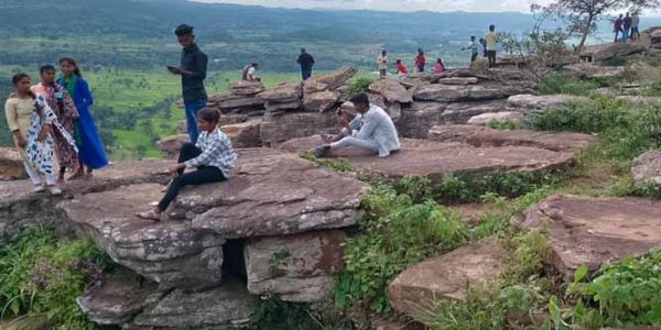 बस्तर की अनछुए पर्यटन स्थल मिचनार घाटी में बढ़ने लगी पर्यटकों की संख्या