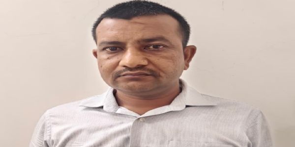 दर्ज मामले में जल्द कार्रवाई के नाम पर कांस्टेबल छह हजार की रिश्वत लेते गिरफ्तार