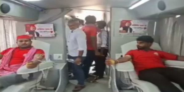 अखिलेश यादव के 53 वें जन्मदिन की पूर्व संध्या पर सपा कार्यकर्ताओं ने किया रक्तदान