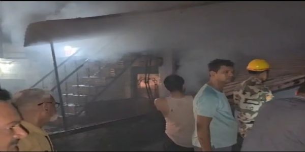 दिबियापुर में इलेक्ट्रॉनिक्स की दुकान में भीषण आग, लाखों का सामान जलकर राख