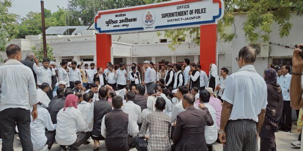 जौनपुर में पुलिस पर पैसे लेकर एफआईआर दर्ज करने का आरोप, अधिवक्ताओं ने पुलिस अधीक्षक कार्यालय पर कर किया प्रदर्शन