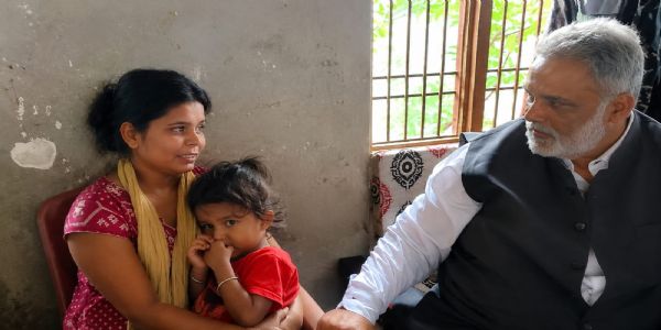 छपरा के मेथवलिया हत्याकांड के पीड़ित परिवार से मिले सांसद पप्पू यादव