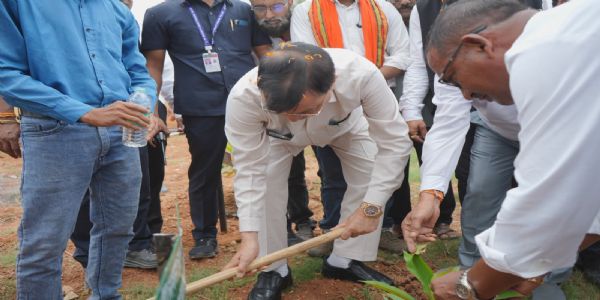 मंत्री लखन लाल देवांगन ने किया पौधरोपण, दिया पर्यावरण संरक्षण का संदेश