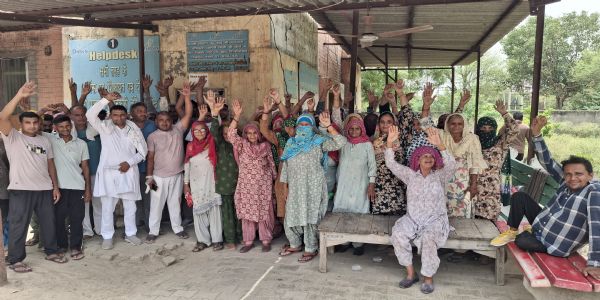 हांसी : बिजली की समस्या से परेशान ग्रामीणों ने बिजली निगम में किया प्रदर्शन