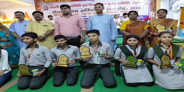 91 प्रतिशत से अधिक अंक प्राप्त करने वाले विद्यार्थियों को शिक्षा मंत्री ने किया सम्मानित