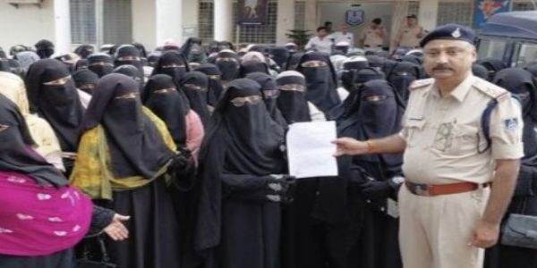 जबलपुर: पैगंबर मोहम्मद साहब पर कथित टिप्पणी को लेकर मुस्लिम महिलाओं का प्रदर्शन, एफआईआर की मांग