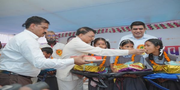 कोरबा में जिला स्तरीय शाला प्रवेश उत्सव: मंत्री लखन लाल देवांगन बोले- शिक्षा से बड़ा कोई धन नहीं, लक्ष्य तय कर मेहनत करें विद्यार्थी