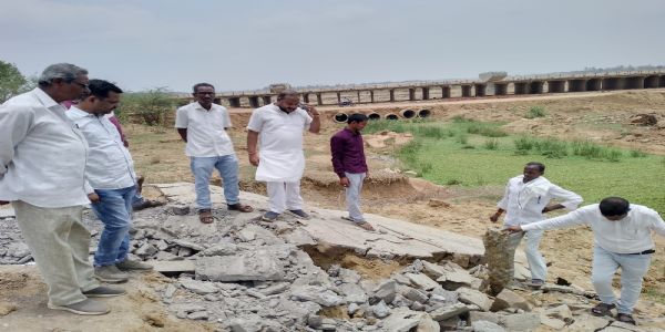 पहली बारिश में ही 44.60 लाख की सिंदूर वाटिका पर उठे सवाल, टूटने लगी फेंसिंग और नदी किनारे की पिचिंग