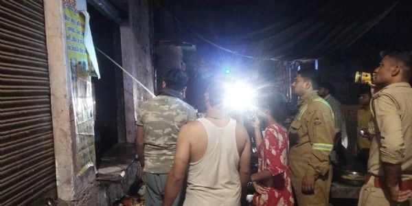 बिसावर के चांदनी चौक स्थित मिष्ठान भंडार में भीषण आग, लाखों का नुकसान