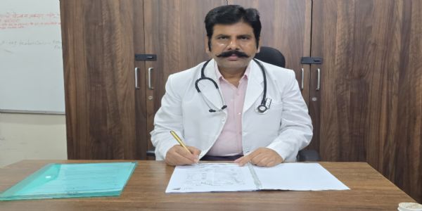 डॉक्टर डे -सफेद कोट में मानवता की मिसाल -डॉ. कैलाश पवार