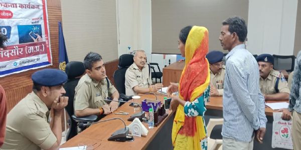 मंदसौरः एसपी ने 56 आवेदकों की शिकायतें सुनकर किया त्वरित निराकरण