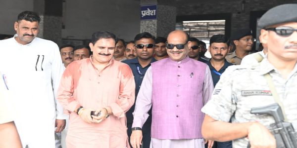 लोकसभा अध्यक्ष का मथुरा में हुआ भव्य स्वागत, जनप्रतिनिधियों से की मुलाकात