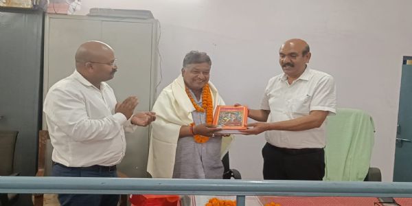 सेवा के 30 वर्ष पूर्ण कर मुख्य अनुलेखक सुधीर कुमार श्रीवास्तव सेवानिवृत्त