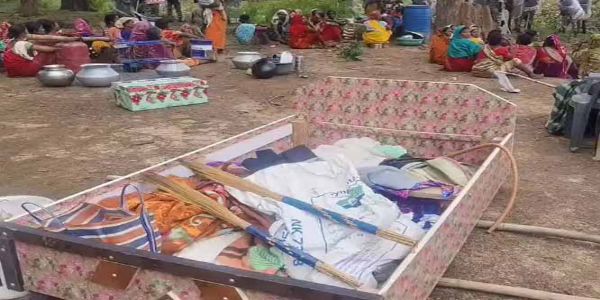 नारायणपुर : ईसाई धर्मांतरित परिवारों को गांव छोड़ने का फरमान जारी, घरों से सामान निकाला बाहर