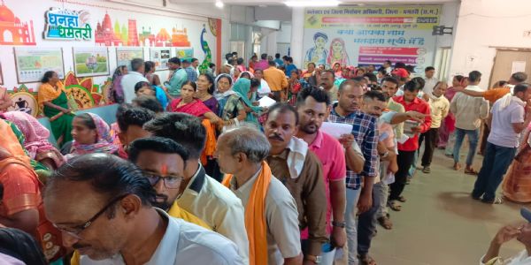 कलेक्टर जनदर्शन में उमड़ी भीड़, अव्यवस्था से बेहाल रहे आवेदक