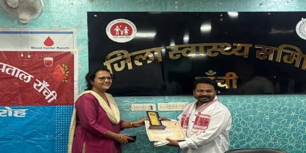 नियमित रक्तदान के लिए विद्यार्थी परिषद के प्रकाश टूटी सम्मानित