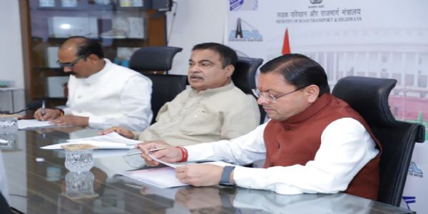 बैठक में प्रतिभाग करते मुख्यमंत्री।