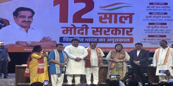 नई दिल्ली में हूल दिवस के अवसर पर आयोजित ‘‘12 साल मोदी सरकार : विकसित भारत का अमृतकाल’’ कार्यक्रम में केंद्रीय जल शक्ति मंत्री सीआर पाटिल, सांसद बांसुरी स्वराज और माय होम इंडिया के संस्थापक सुनील देवधर सामाजिक एवं संगठनात्मक क्षेत्र में योगदान देने वाले कार्यकर्ताओं को सम्मानित करते हुए।
