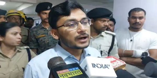 मुजफ्फरपुर के जिलाधिकारी सुब्रत सेन मीडिया से बात करते हुए