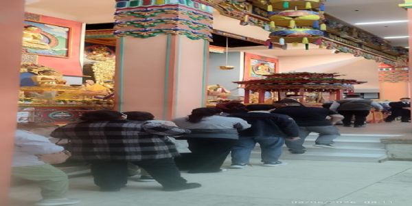 उलानबटार स्थित गंदंतेगचेनलिंग मठ में श्रद्धालु मौजूद।