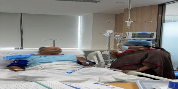 दिल्ली की मुख्यमंत्री रेखा गुप्ता गुरुवार को मैक्स अस्पताल में घायलों से मिलते हुए
