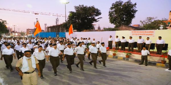 संघ स्वयंसेवक नागपुरात पथसंचलन करताना