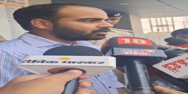 मुजफ्फरपुर के नगर आयुक्त मीडिया से बात करते हुए