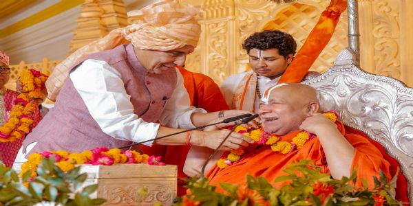 रामभद्राचार्य से आशीर्वाद लेते राजनाथ सिंह