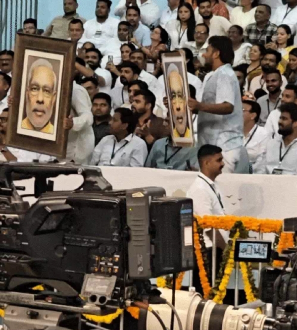 सूरत कार्यक्रम में प्रधानमंत्री मोदी का चित्र बना आर्कषक का केंद्र सूरत कार्यक्रम में प्रधानमंत्री मोदी का चित्र बना आर्कषक का केंद्र