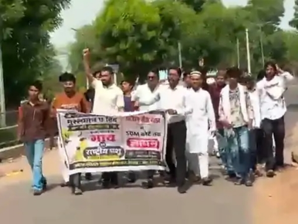 रैली निकालते रैली निकालते