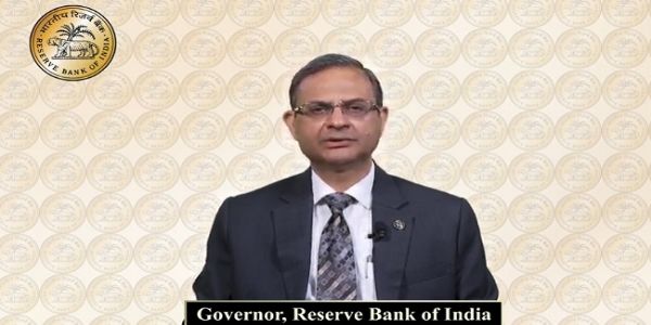 मौद्रिक समीक्षा बैठक के बाद प्रेस को संबाोधित करते आरबीआई गवर्नर संजय मल्होत्रा