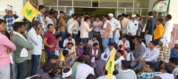ज्ञापन सौंपते हुए किसान संगठन ज्ञापन सौंपते हुए किसान संगठन