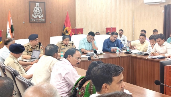 प्रशासनिक एवं पुलिस अधिकारियों के साथ समीक्षा बैठक करते डीएम पवन कुमार गंगवार एवं एसपी अपर्णा रजत कौशिक।