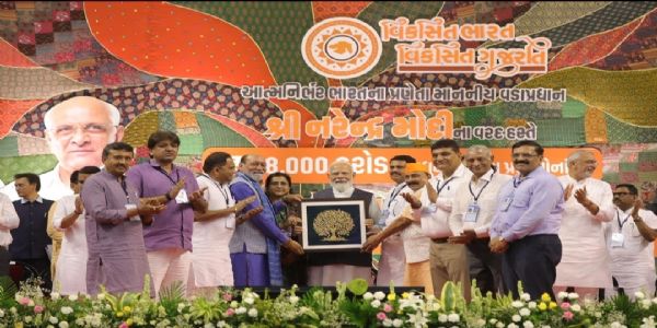 परियोजनाओं का लोकार्पण और शिलान्यास करते प्रधानमंत्री नरेंद्र मोदी