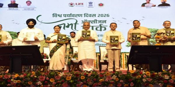 केन्द्रीय मंत्री भूपेन्द्र यादव और दिल्ली की मुख्यमंत्री रेखा गुप्ता मौजूद।