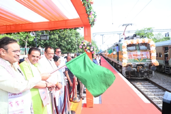 मुख्यमंत्री भजनलाल शर्मा  ने ट्रेन को दिखाई हरी झंडी