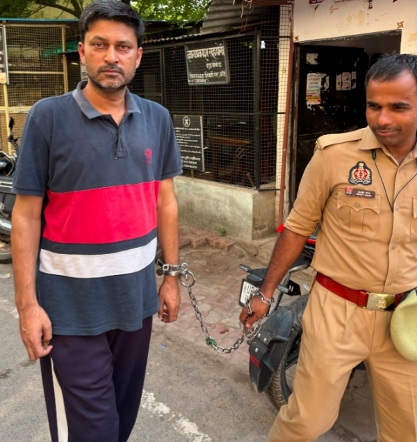 आरोपित को जेल ले जाती पुलिस