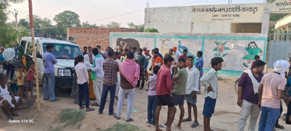 प्रभारी सीडीपीओ की गाड़ी को घेरे ग्रामीण प्रभारी सीडीपीओ की गाड़ी को घेरे ग्रामीण