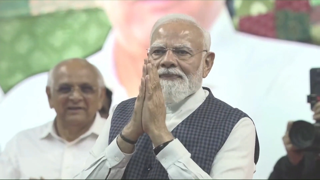 प्रधानमंत्री नरेन्द्र मोदी सूरत में सम्बोधित करते हुए