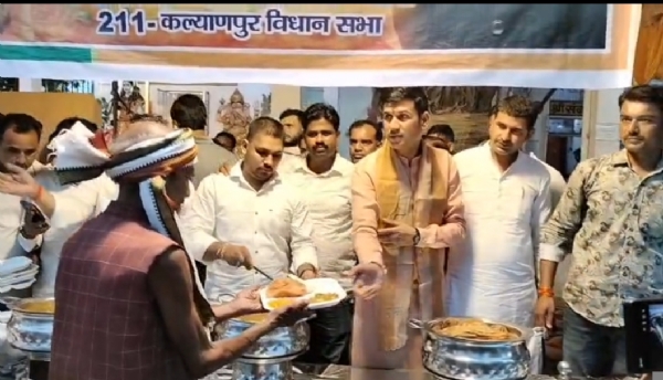 भंडारे का प्रसाद वितरित करते हुए